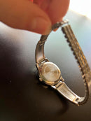 Montre vintage Accutime pour femme, couleur argent, à quartz, avec bracelet extensible WCCLE44 - Remis à neuf